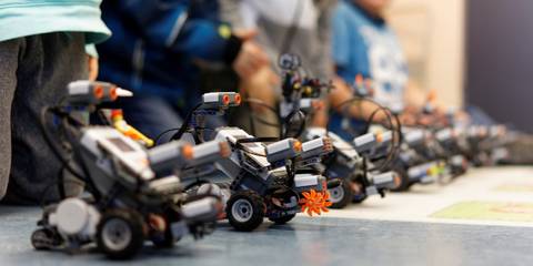Roboter aus Lego-Teilen stehen in Reihe